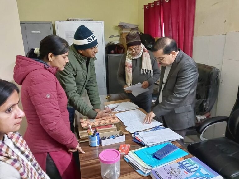 गैरहाजिर स्वास्थ्य कर्मियों पर सख्त रूख, 3 दिन में स्पष्टीकरण तलब