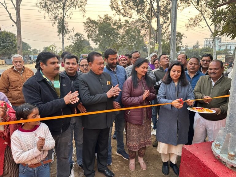 सुरेंद्र नगर में हाईमास्क लाइट का शुभारंभ, नागरिकों ने पालिकाध्यक्ष का किया सम्मान