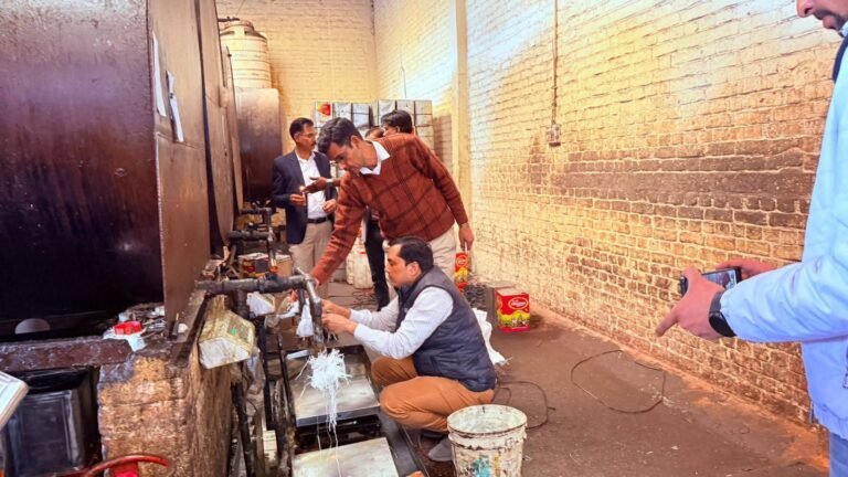 वहलना क्षेत्र में मिलावटी खाद्य तेल का मिला बड़ा जखीरा, एक दर्जन से अधिक कंपनियों के रैपर बरामद
