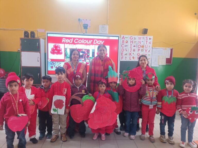 डीएस पब्लिक स्कूल में बच्चों ने मनाया रेड-कलर डे