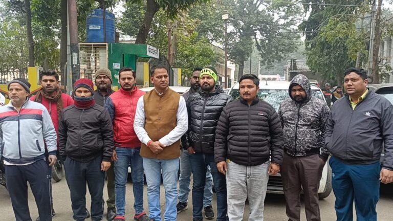 आउटसोर्स सफाई कर्मियों के लंबित वेतन दिलाने और कार्रवाई की उठाई मांग