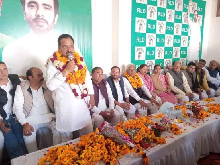 नवनियुक्त रालोद जिलाध्यक्ष का स्वागत, कार्यकर्ताओं ने कंधों पर उठाया