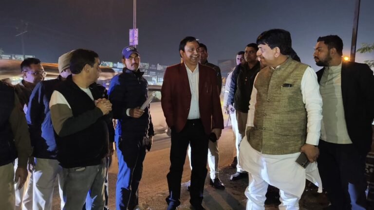 नगर क्षेत्र में चेयरपर्सन के बाद मंत्री ने दिखाई सक्रियता, हाई मास्क लाइट लगाने को किया क्षेत्र का निरीक्षण