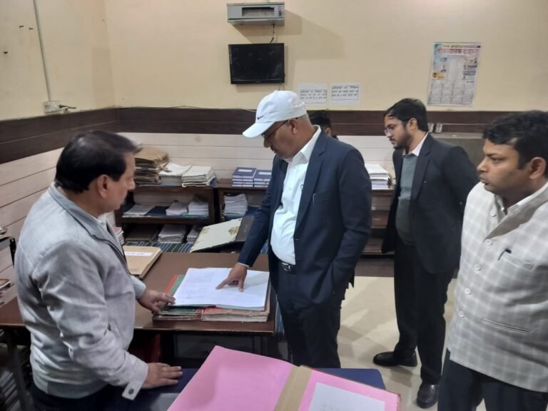 सदर तहसील का डीएम  उमेश मिश्रा ने किया निरीक्षण, परखी व्यवस्था