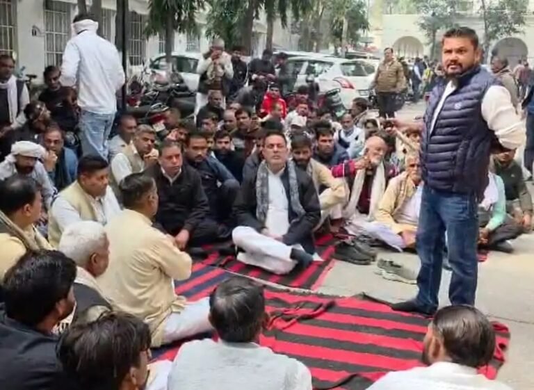 बीएसए के खिलाफ घेरा कलेक्ट्रेट, राष्ट्रीय त्यागी भूमिहार ब्राह्मण समाज समिति ने दिया धरना