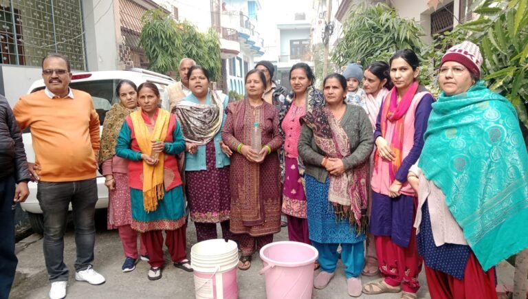 संतोष बिहार में गंदे-बदबूदार पानी से लोग त्रस्त, किया  पालिका के खिलाफ प्रदर्शन