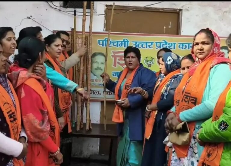 वेलेंटाइन डे पर बंटी-बबली को सबक सिखाने को क्रांति सेना ने किया लठ पूजन