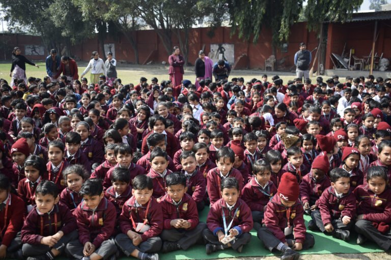 डीएस पब्लिक स्कूल में मैजिक शो का आयोजन