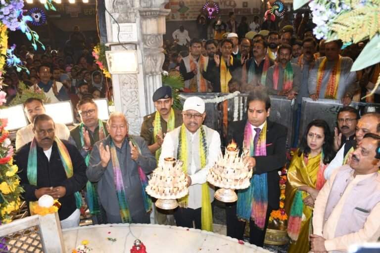 शिवचौक पर महाआरती में उमड़ा जन सैलाब, गूंजे जयकारें, डीएम-एसएसपी व चेयरपर्सन ने संयुक्त रूप से की महाआरती