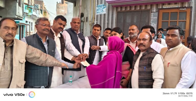 मृतक शुभम के परिजनों को अखिलेश यादव ने भेजी सहायता