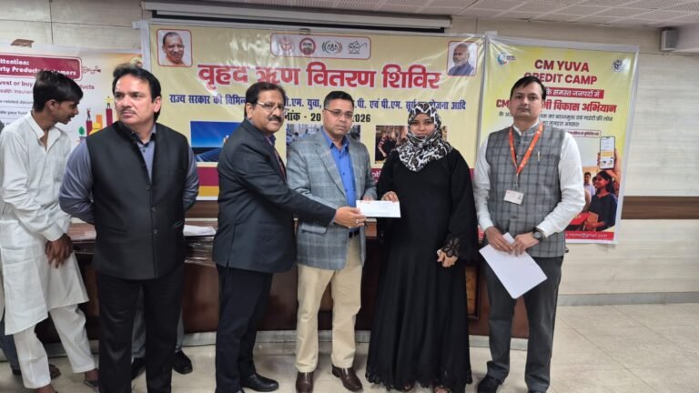 80 सीएम युवा उद्यमी पात्रों को बांटे चैक, किया प्रोत्साहित