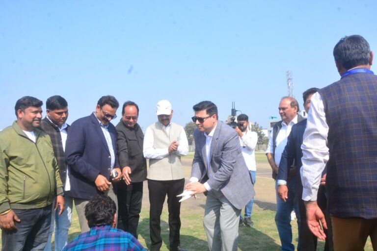 मुजफ्फरनगर-टी-20 क्रिकेट टूर्नामेंट एमपीएल-2 का आगाज मुख्य अतिथि मंडलायुक्त डॉ. रूपेश कुमार ने किया उद्घाटन