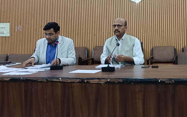 आईजीआरएस व सीएम डैश बोर्ड की बैठक में डीएम ने कसें अफसरों के पेंच, लगाई क्लास