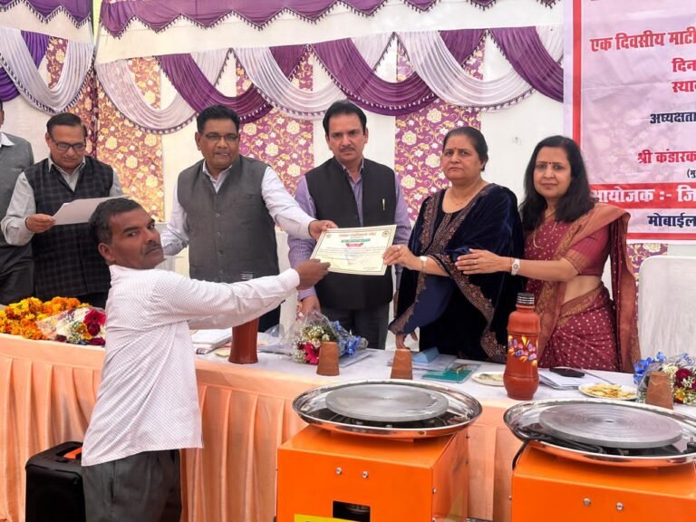 चेयरपर्सन ने पात्रों को बांटे फ्री टूल किट्स, किया जागरुक