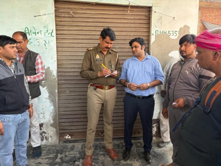 नकली खाद की शिकायत पर दौड़े अधिकारी और पुलिस मंडावली बांगर में 2 खाद व 3 पेस्टीसाइड के नमूने किए जब्त