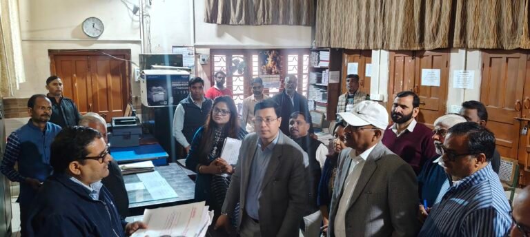 चेयरपर्सन व ईओ ने दी क्लीन एंड ग्रीन वार्ड 49 की मंडलायुक्त को जानकारी