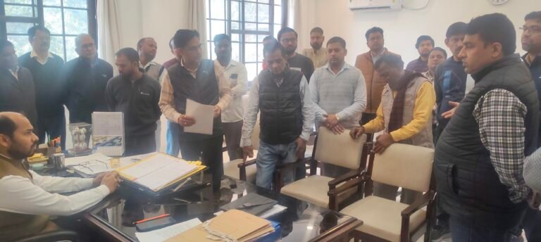 कर्मचारी से अभद्रता पर आक्रोश, अफसर पर कार्रवाई न होने पर धरने की चेतावनी