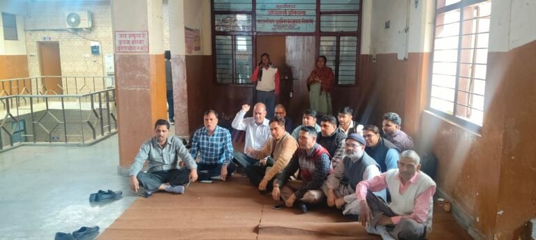 घटिया मानसिकता के साथ एक्सईएन पर उत्पीड़न के आरोप पीड़ित कर्मचारी की मां ने दी एसएसपी कार्यालय में तहरीर