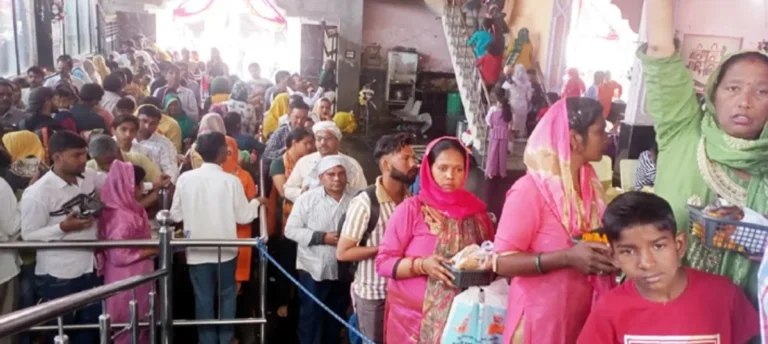 सिद्धपीठ देवी मंदिर में लगी वार्षिक मेले पर भक्तों की भीड़, मंदिर में श्रद्धालुओं ने मांगी मन्नतें