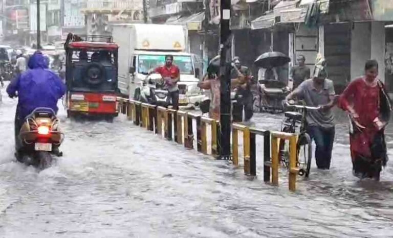 मौसम ने बिगाड़ा लोगों का मिजाज, बाजारों में पसरा सन्नाटा