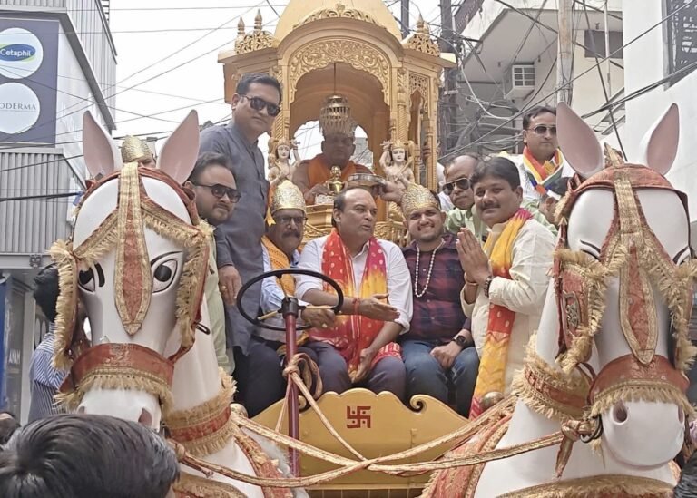 श्री दिगंबर जैन पंचायती मंदिर चौड़ी गली नई मंडी में श्री महावीर भगवान की शोभायात्रा धूमधाम से निकली