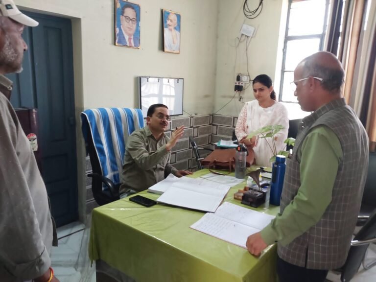सीएमओ ने देर रात्रि में किया जिला चिकित्सालय के इमरजेंसी वार्ड का निरीक्षण