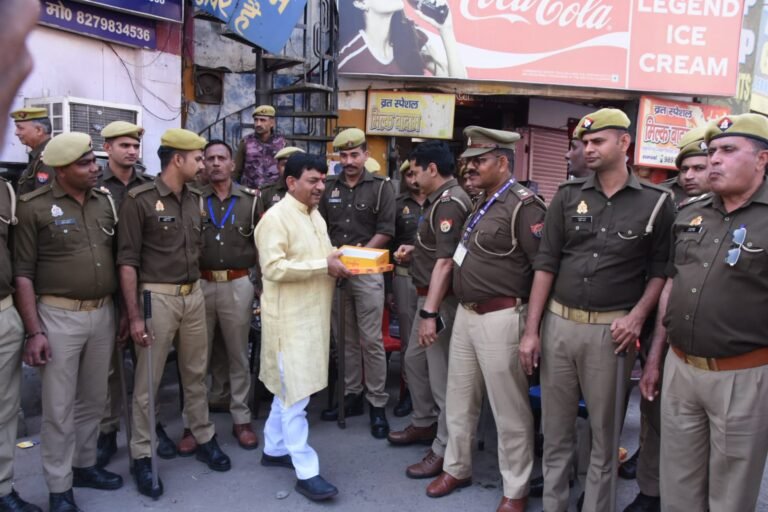 होली पर मंत्री कपिल देव की अनूठी पहल:  ड्यूटी पर तैनात पुलिसकर्मियों संग मनाया रंगोत्सव