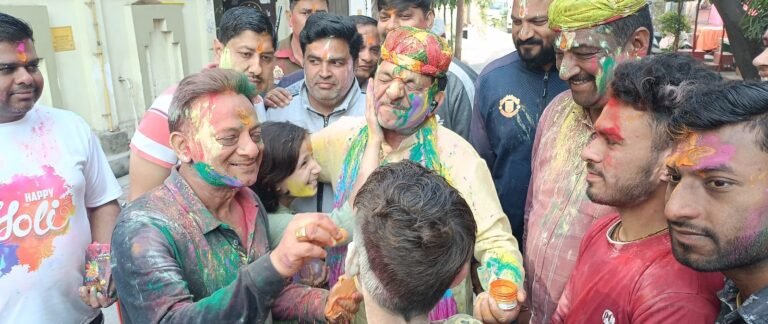 मंत्री कपिल देव ने अपने आवास पर हर्षोल्लास के साथ खेली होली