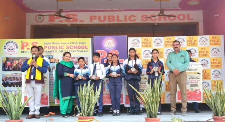 बाल विवाह प्रश्नोत्तरी में बच्चों को उपहार देकर किया उत्साहवर्धन