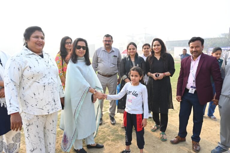 जिला स्तरीय बालिका दौड़ प्रतियोगिता का हुआ आगाज चेयरपर्सन ने खिलाड़ियों को सम्मानित करते हुए किया प्रेरित