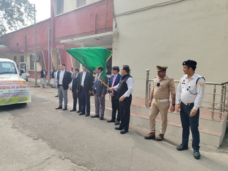 जनपद न्यायाधीश ने हरी झंडी दिखा, किया प्रचार वाहन रवाना