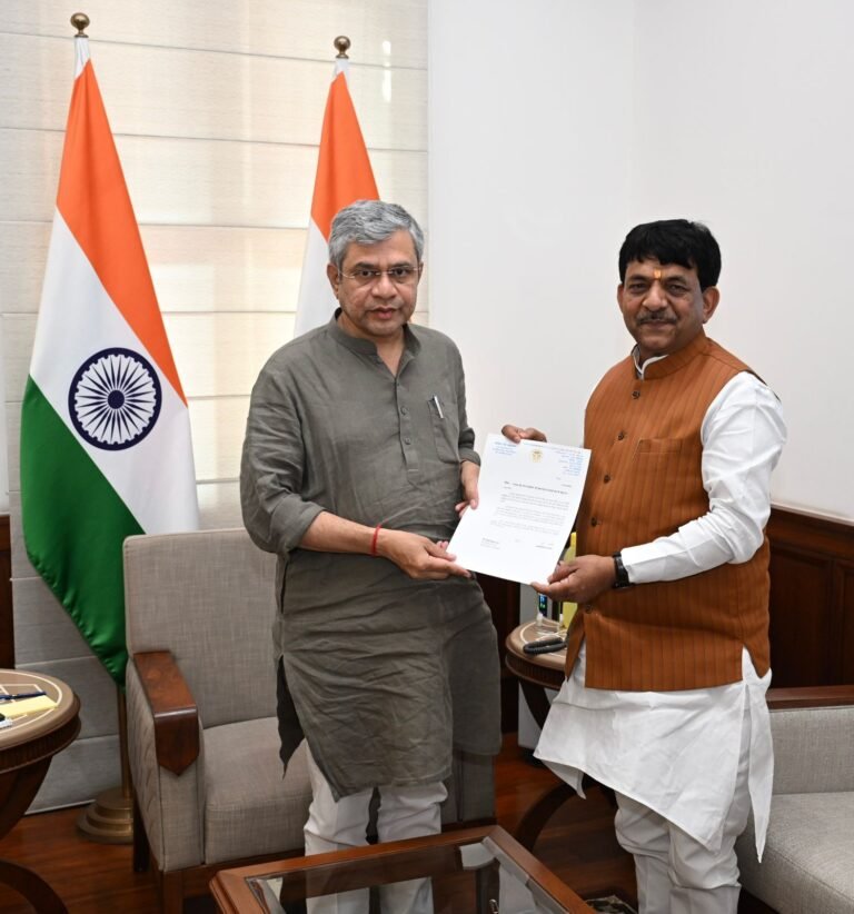 मंत्री कपिल देव ने रेल भवन में केंद्रीय रेल मंत्री अश्विनी वैष्णव से की मुलाकात