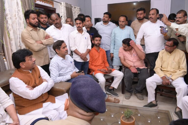 जिला कार्यवाह के घर हमले की घटना पर मंत्री ने लिया संज्ञान, पीड़ित परिवार से की मुलाकात