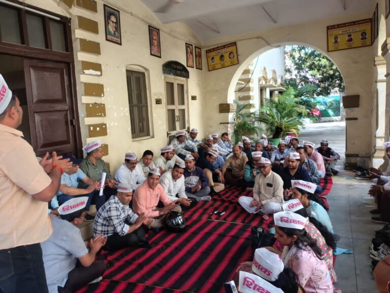 लिपिक को प्रबंधन द्वारा किए गए टर्मिनेशन की कार्रवाई के विरोध में शिक्षणेत्तर कर्मचारी संघ ने दिया धरना