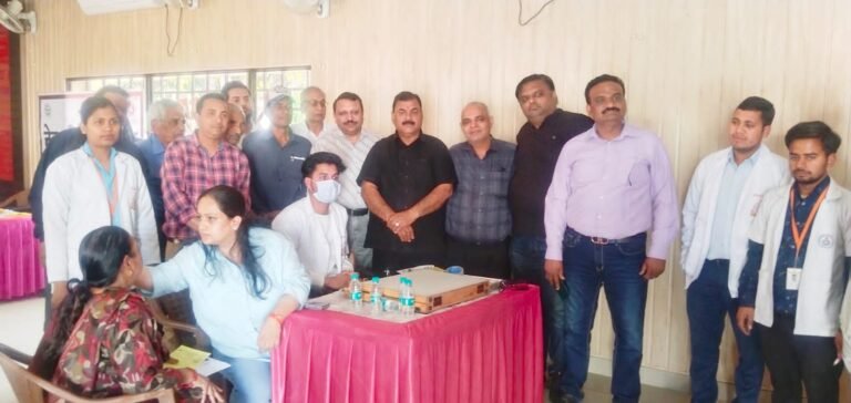 दी. गुड़ खाण्डसारी एंड ग्रेन मर्चेंट एसोसिएशन मे लगा नि:शुल्क आँखों  का शिविर