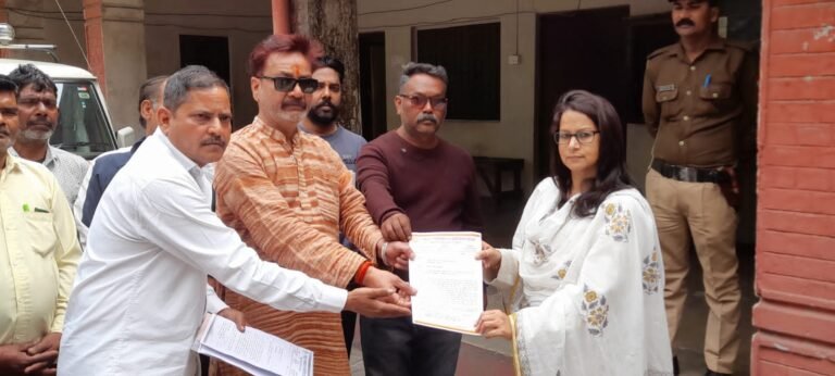 लघु व्यापारियों ने की मनसा देवी पैदल मार्ग पर दुकानें लगाने की अनुमति दिए जाने की उठाई मांग