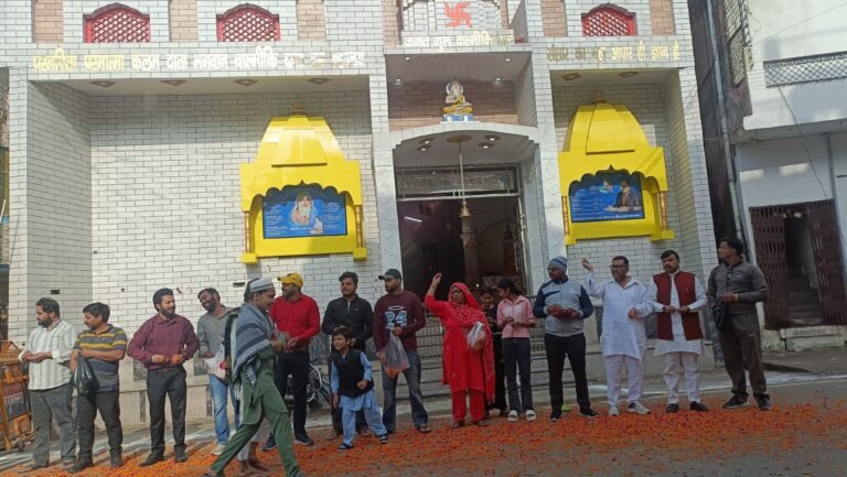 वाल्मीकि समाज की सार्थक पहल, नमाजियों पर की पुष्प वर्षा