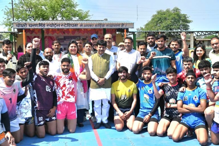 उत्तर प्रदेश सरकार खिलाड़ियों को दे रही है सम्मान: कपिल देव