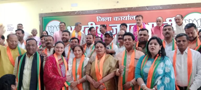 भाजपा कार्यालय में नवनियुक्त पदाधिकारियों व नामित सभासदों का सम्मान
