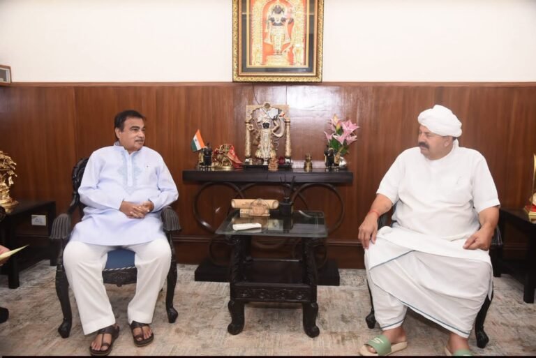 बागपत क्षेत्र के किसानों की समस्या को लेकर केंद्रीय मंत्री से मिले चौधरी नरेश टिकैत