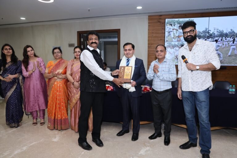 कराटे किंग वेदप्रकाश के 250 जांबाज खिलाड़ी कलर्स एवं ब्लैक बेल्ट से सम्मानित