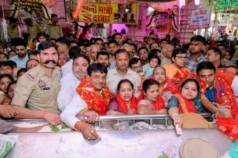 मंत्री कपिल देव ने किए परिवारजनों के साथ माँ सिकरी माता के दर्शन