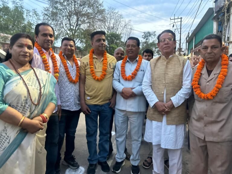 मेयर किरण जैसल एवं पूर्व राज्यमंत्री हाजी नईम कुरैशी ने किया हाईमास्ट लाईट का लोकार्पण