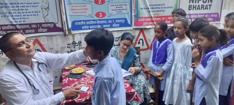 राजकीय प्राथमिक विद्यालय, बहादराबाद में बच्चों का स्वास्थ्य परीक्षण शिविर आयोजित