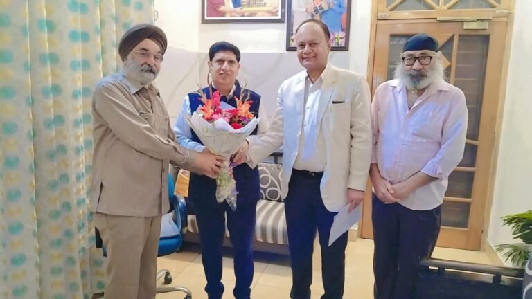 हरिद्वार ट्रेवल्स व्यवसाईयों ने की परिवहन मंत्री प्रदीप बत्रा से मुलाकात