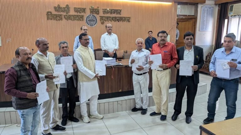 जनपद में अंतिम मतदाता सूची जारी, विभिन्न दलों के प्रतिनिधियों ने देखी व्यवस्था