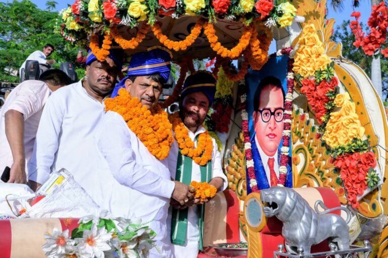 टाउन हॉल से मंत्री कपिल देव और अनिल कुमार ने किया शोभायात्रा का शुभारंभ