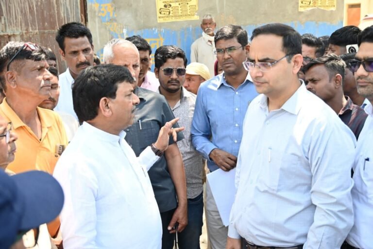 स्कूल चलो अभियान के तहत झुग्गी झोपड़ी में पहुंचे मंत्री कपिल देव