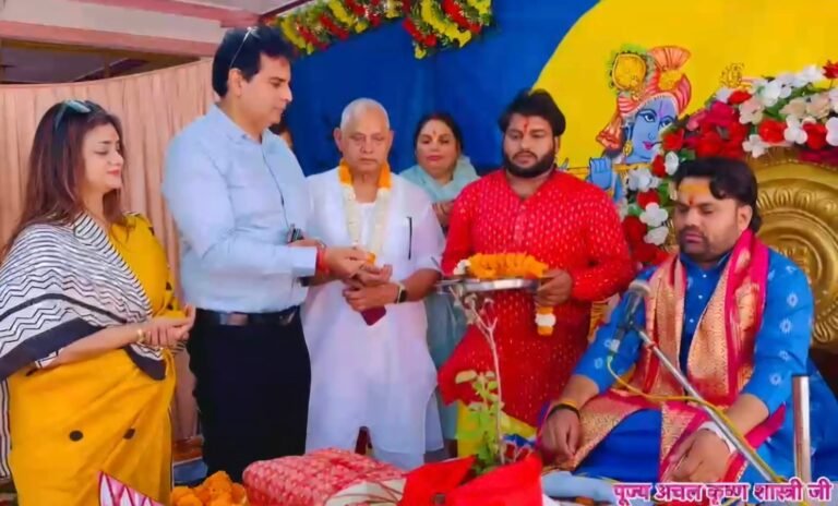 शुकतीर्थ में एसएसपी संजय वर्मा ने श्रीमद्भागवत कथा में व्यासपीठ का पूजन कर, स्वामी ओमानंद महाराज से लिया आशीर्वाद