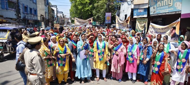 महिला आरक्षण के समर्थन में प्रदर्शन, शहर के मुख्य चौराहे पर लगा घंटों जाम